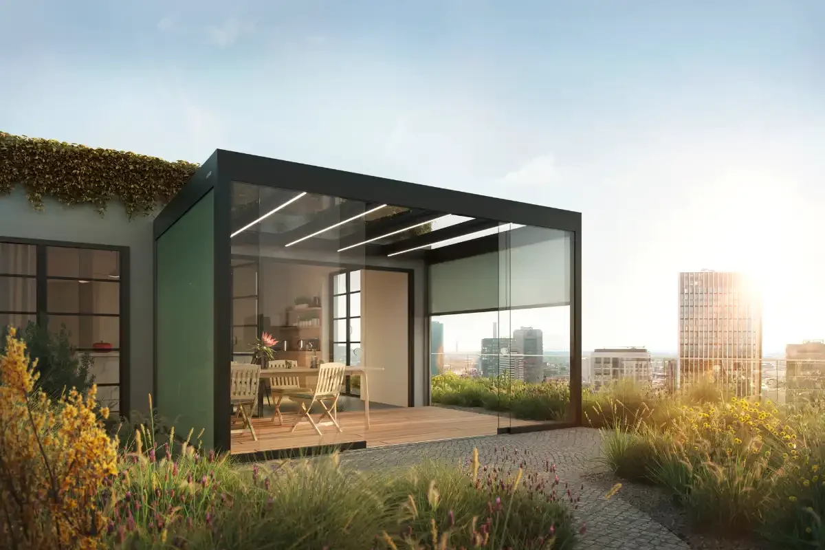Moderne Terrassenüberdachung mit Glaselementen mit einer Stadt im Hintergrund