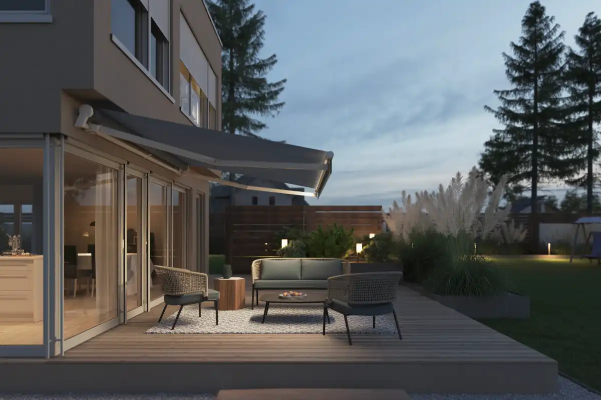 Gelenkarmmarkise mit LED Beleuchtung Moderne Terrasse mit Gelenkarmmarkise und LED Beleuchtung
