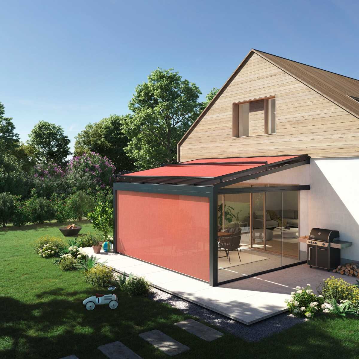 Rote Wintergartenmarkise mit Volant-Rollo an Wohnhaus mit Garten